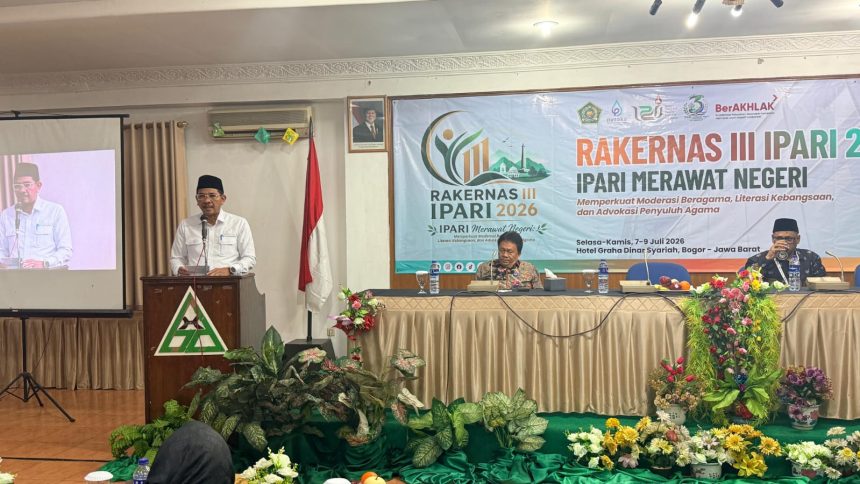 Dirjen Bimas Islam, Abu Rokhmad saat menyampaikan sambutan dan arahan kepada Peserta Rakernas III IPARI tahun 2026, Selasa (07/07/2026). (Foto: dokumentasi pribadi )